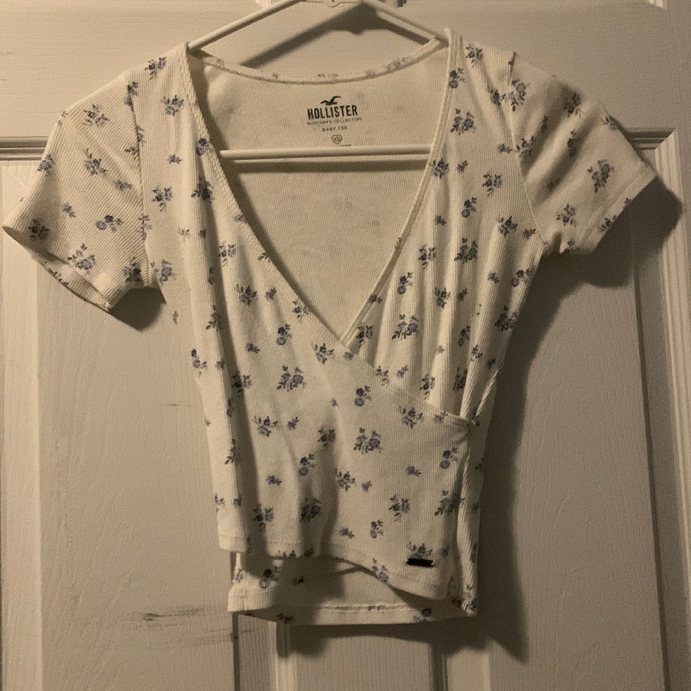 white with blue floral cropped shirt from holister size XS